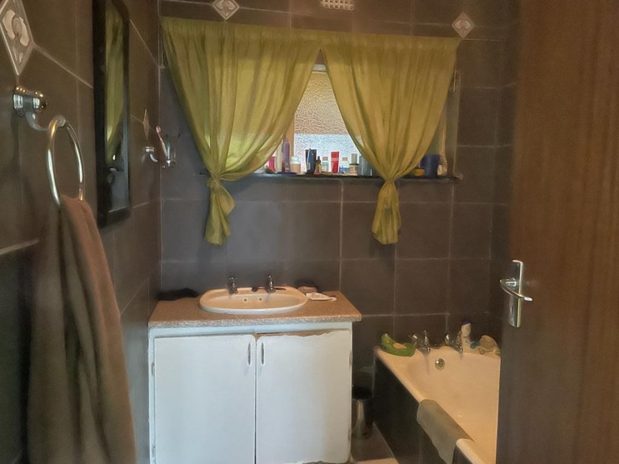 5 Bedroom Property for Sale in Oos Einde North West